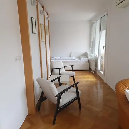 Heart Of With Free Parking Апартаменти