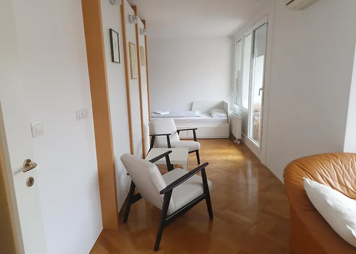 Heart Of With Free Parking Апартаменти