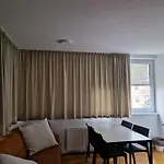 Heart Of With Free Parking Apartment *